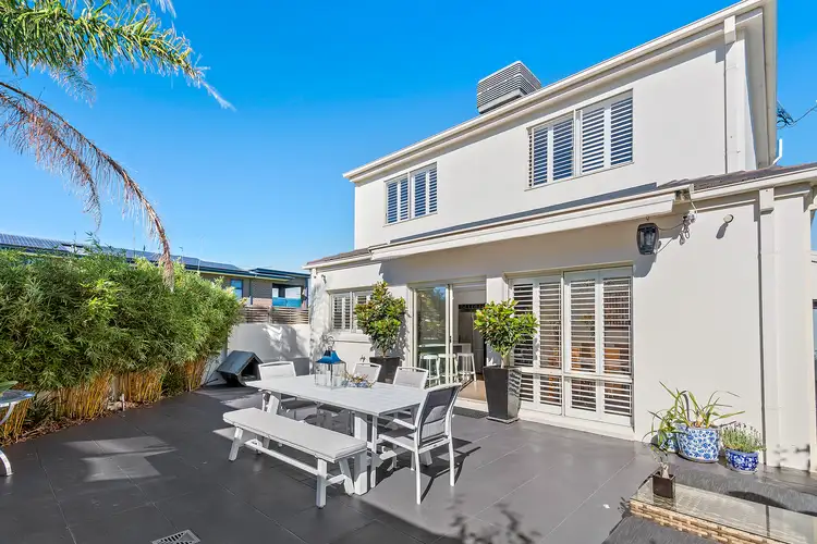 6 McIndoe Parade, Parkdale VIC 3195
