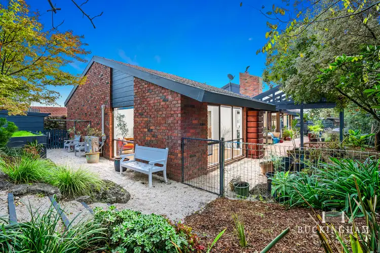 2 Delmuir Close, Eltham VIC 3095