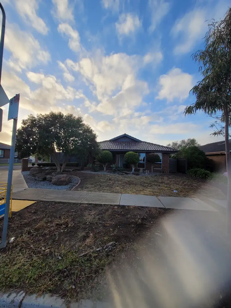 32 Chichester Drive, Taylors Lakes VIC 3038