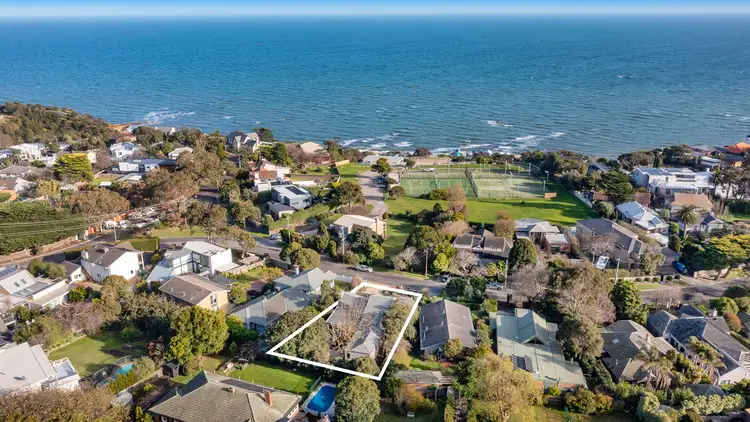 8 Rosserdale Crescent, Mount Eliza VIC 3930
