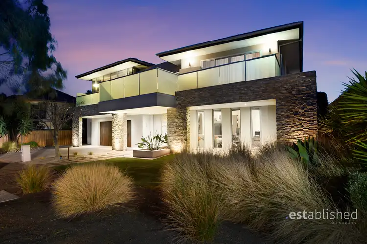 2 Tiffany Walk, Sanctuary Lakes VIC 3030