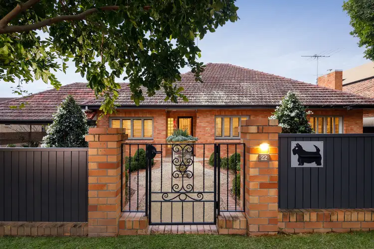 22 Seventh Avenue, St Lucia QLD 4067