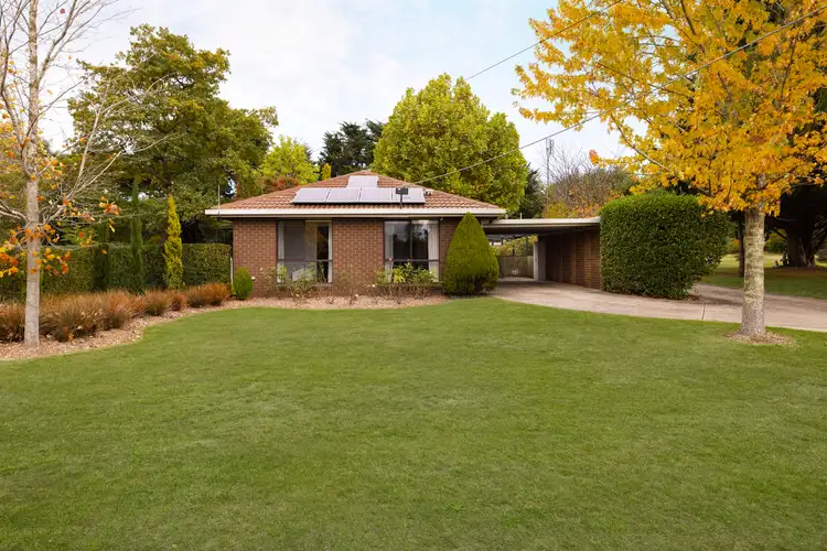2/4 Savages Lane, Woodend VIC 3442