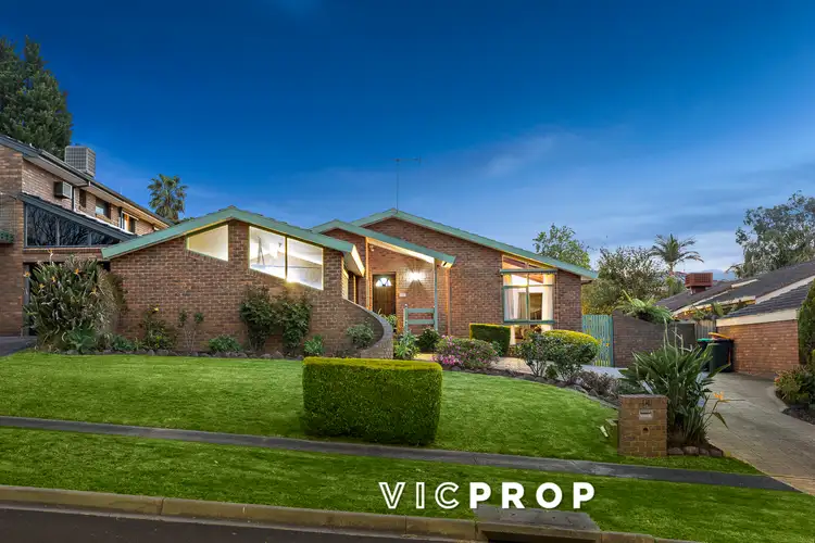 14 Thorncombe Walk, Doncaster East VIC 3109