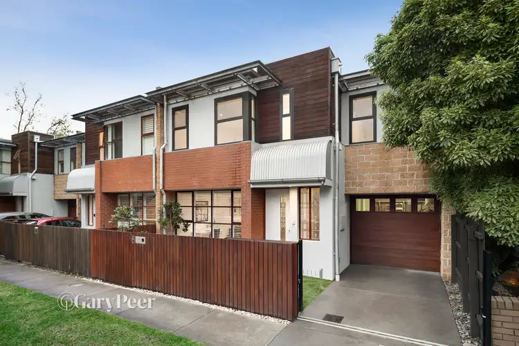 8 Wando Grove, St Kilda East VIC 3183