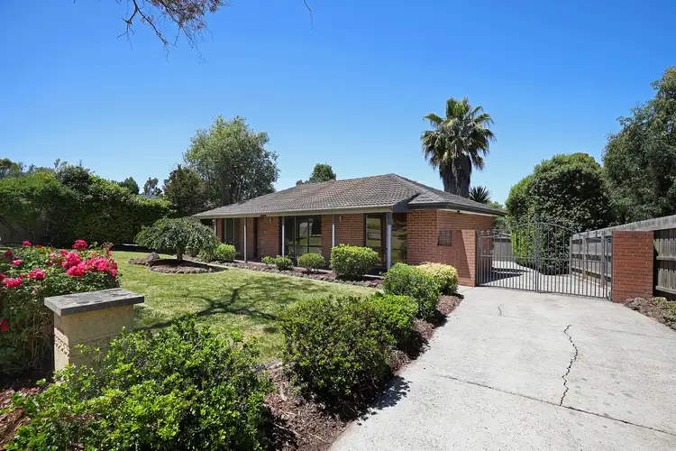 18 Eastwood Crescent, Mooroolbark VIC 3138