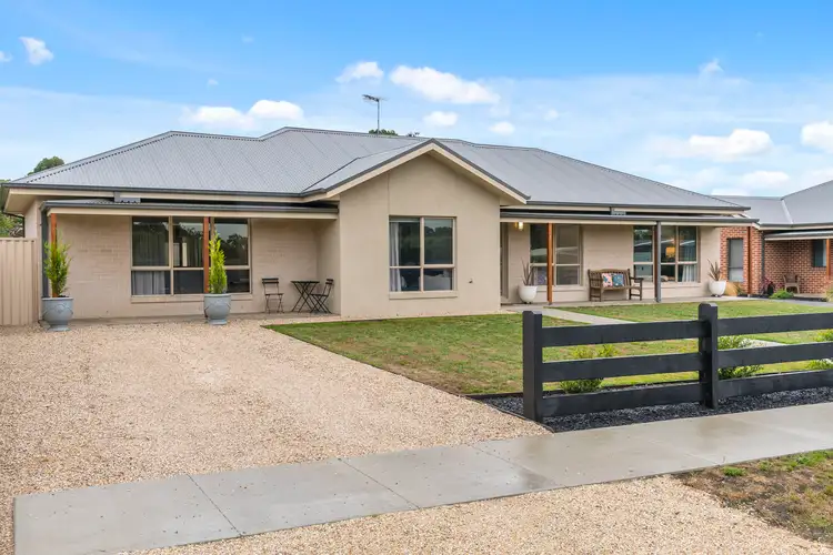 1/1 Roger Street, Romsey VIC 3434