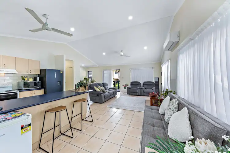1/6 Border Drive, Cannonvale QLD 4802
