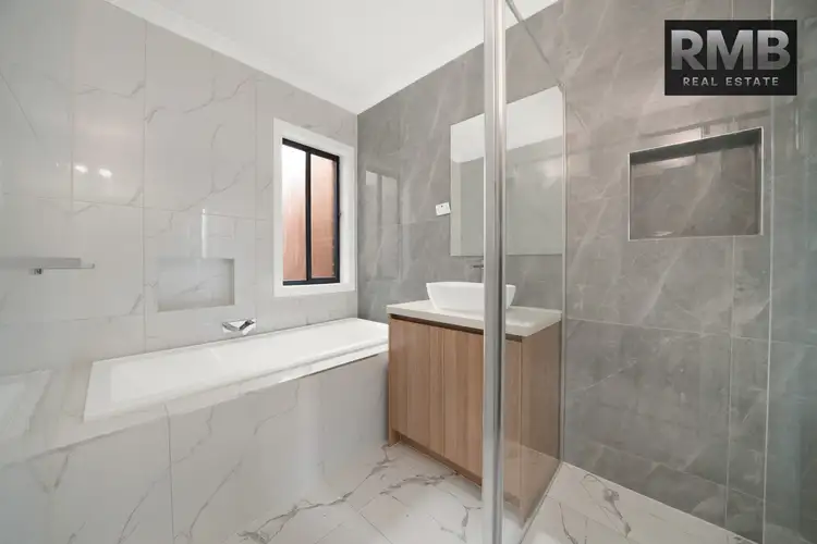 2/21 Parklands Grove, Werribee VIC 3030
