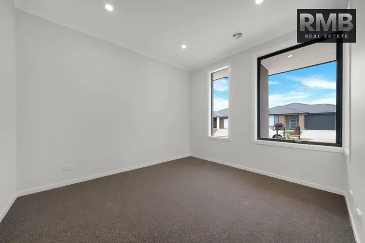 6 Hanover Circuit, Melton South VIC 3338