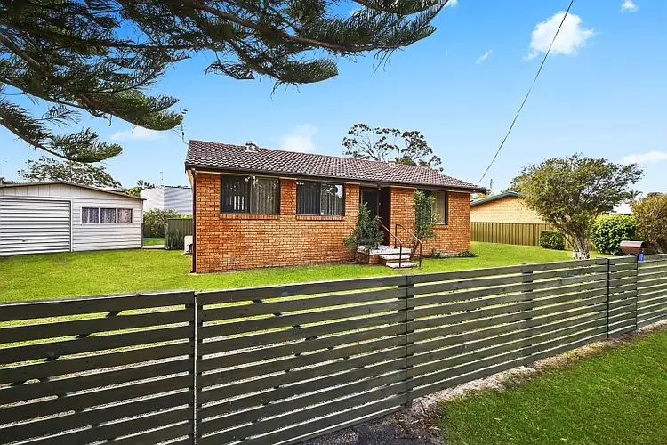 2 Wallis Avenue, Canton Beach NSW 2263
