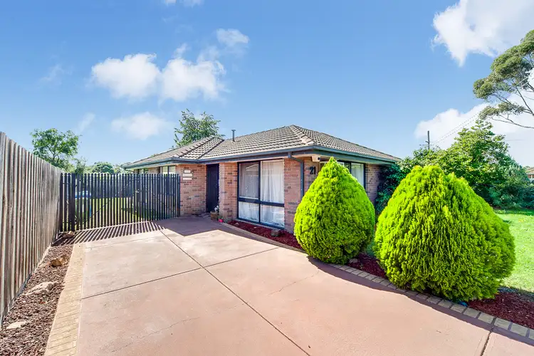 21 Lamont Crescent, Cranbourne VIC 3977