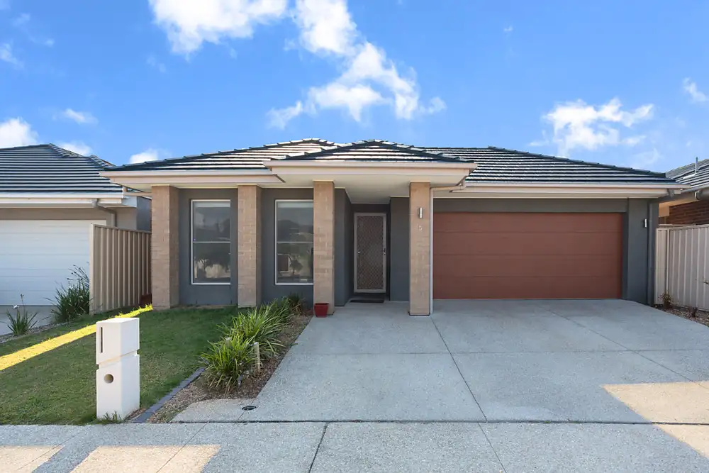 Main view of Homely house listing, 5 Pashanger Court, Pakenham VIC 3810