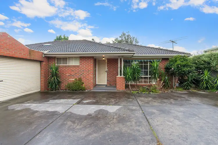 2/18 Farnham Crescent, Mill Park VIC 3082