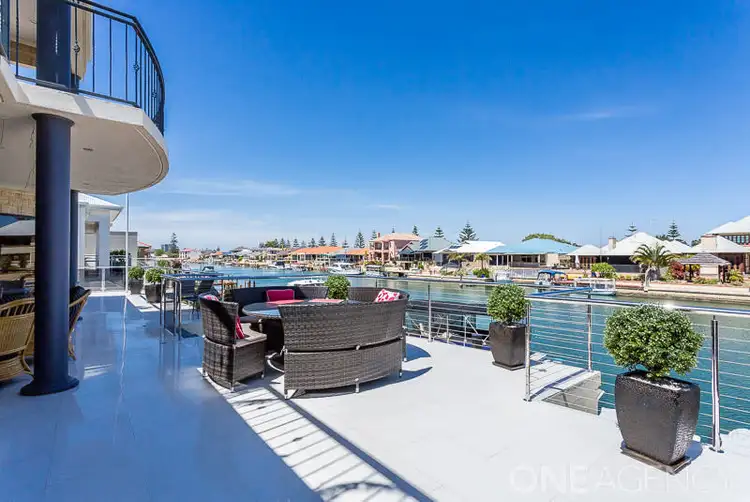 10 Aztec Island Retreat, Halls Head WA 6210