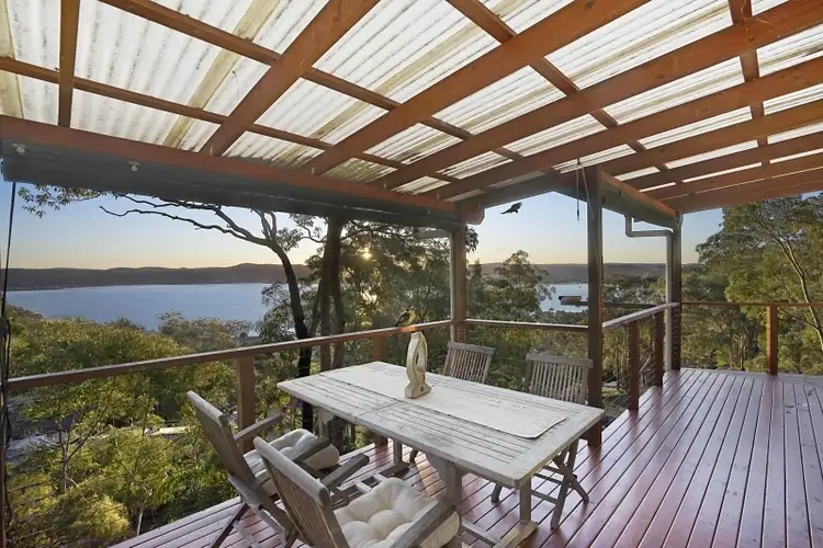 6 Omaru Close, Green Point NSW 2251
