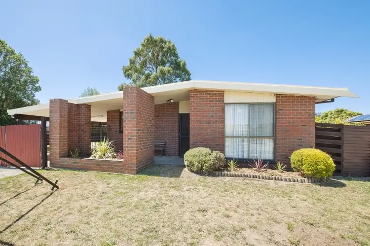 18 Harding Grove, Cardigan VIC 3352