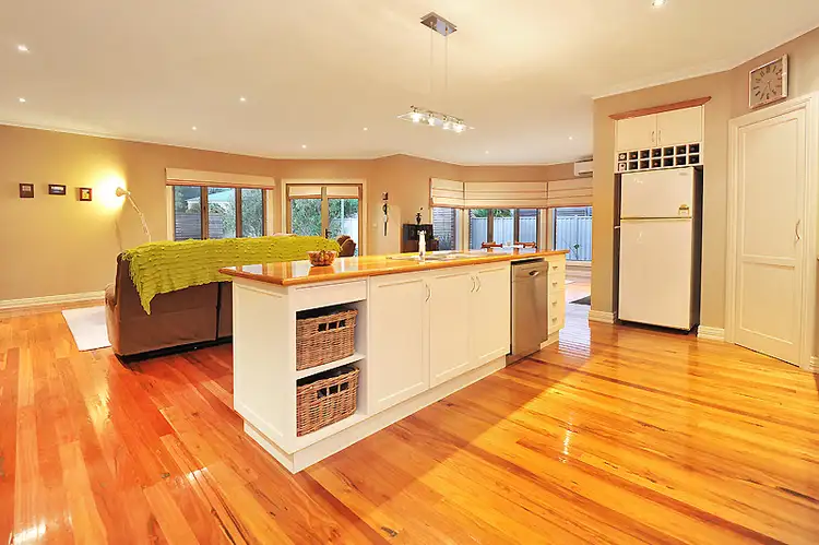 16 Pinevale Way, Ballarat North VIC 3350