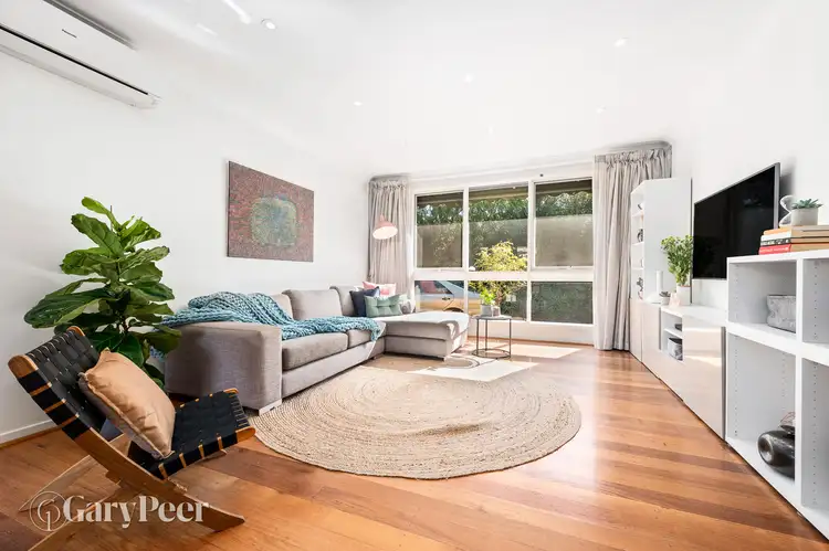 2/8 Holloway Street, Ormond VIC 3204