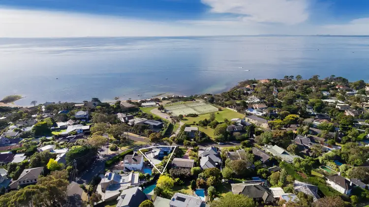 2 Rosserdale Crescent, Mount Eliza VIC 3930