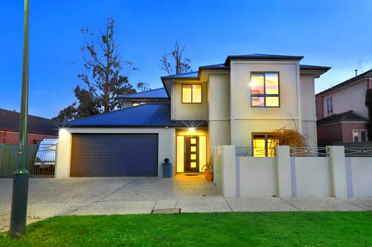 43 St Michaels Place, Lake Gardens VIC 3355