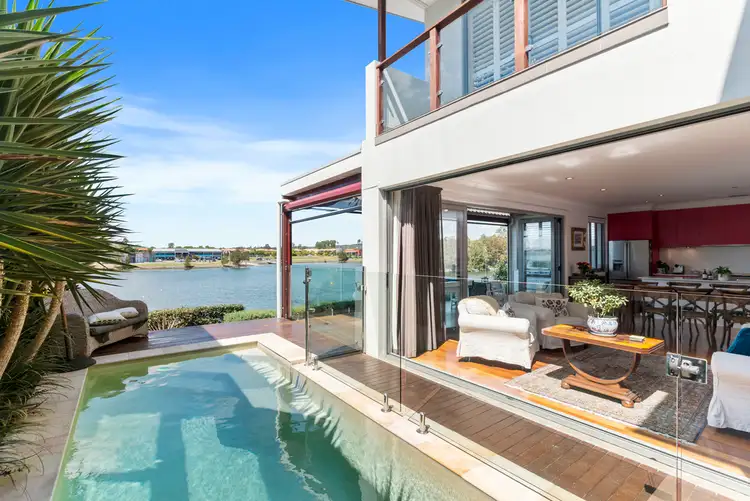 15 Lakefront Crescent, Varsity Lakes QLD 4227