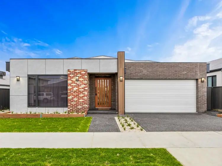 18 Pernonie Street, Lucas VIC 3350