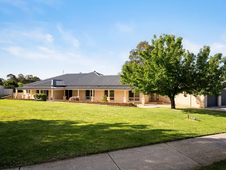 8 Carnoustie Avenue, West Wodonga VIC 3690