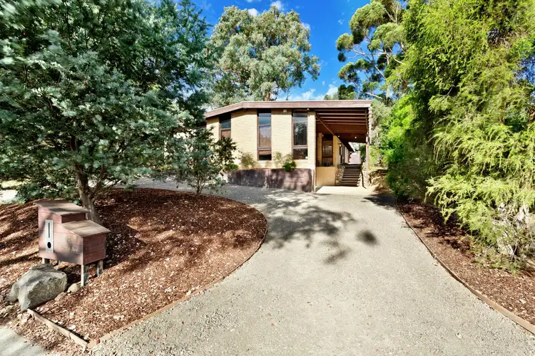 8 Dale Avenue, Eltham North VIC 3095