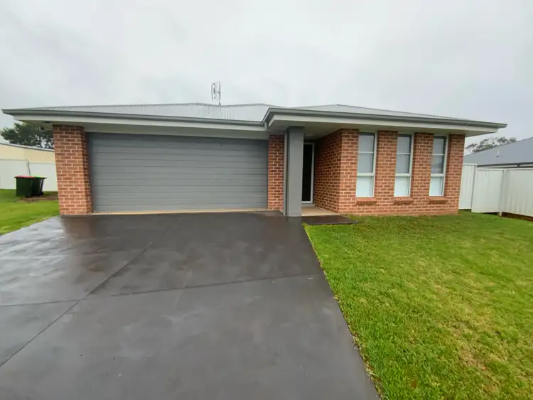 12 Yuwambi Close, Parkes NSW 2870