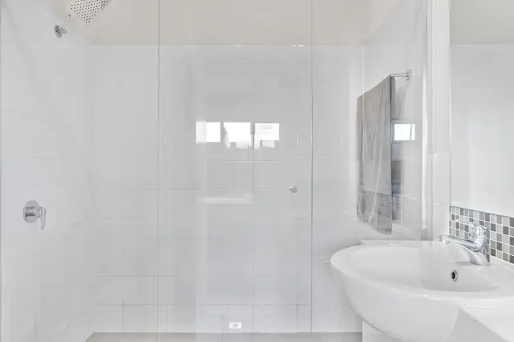 Sixth view of Homely apartment listing, 4/5 Oakland Avenue, Cloverdale WA 6105