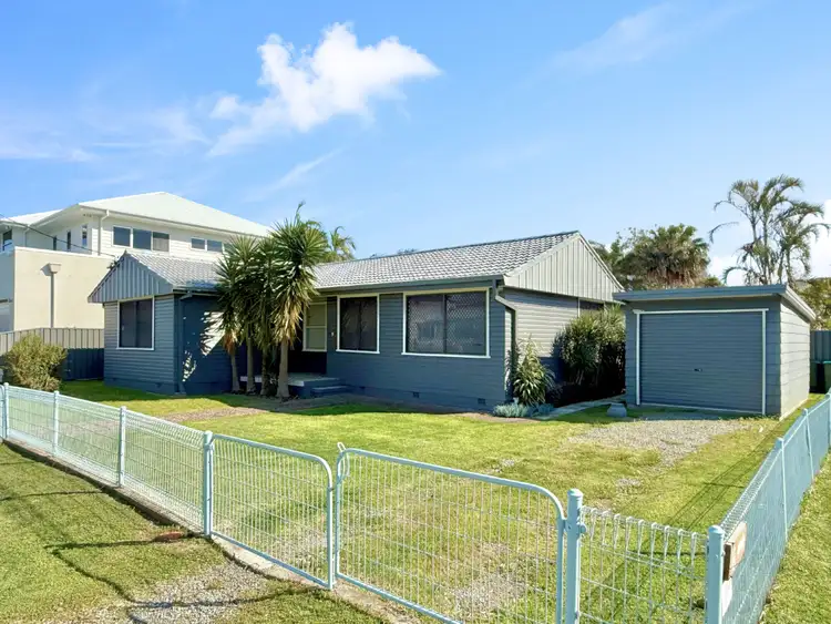 4 Thompson Street, Belmont South NSW 2280
