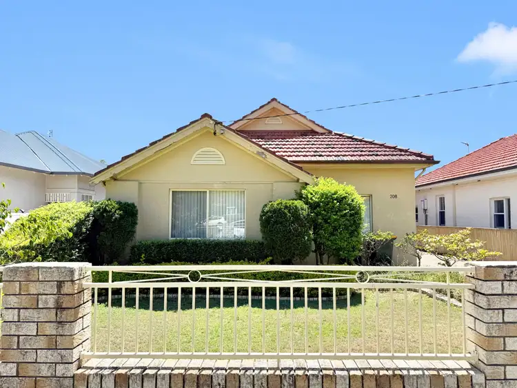 208 Parkway Avenue, Hamilton South NSW 2303