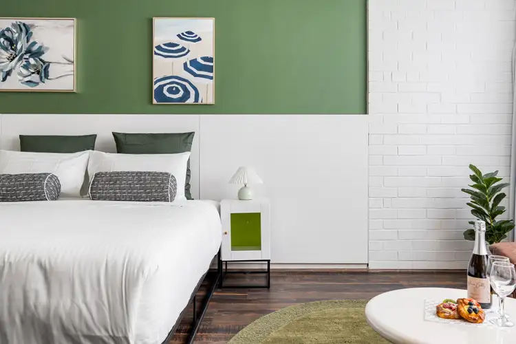 2409/923 David Low Way