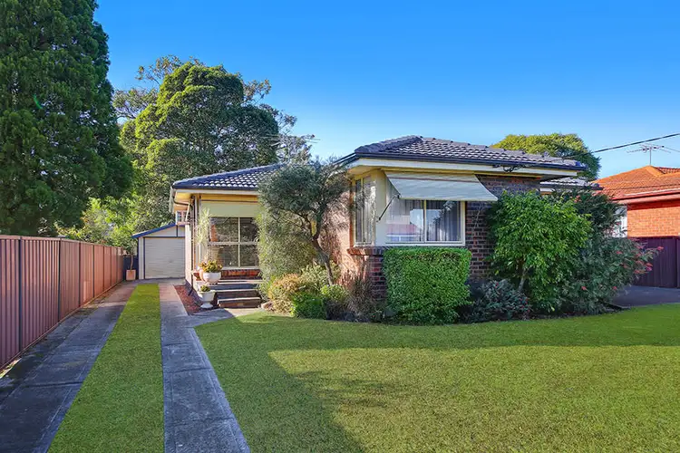 2 Greenmeadows Crescent, Toongabbie NSW 2146