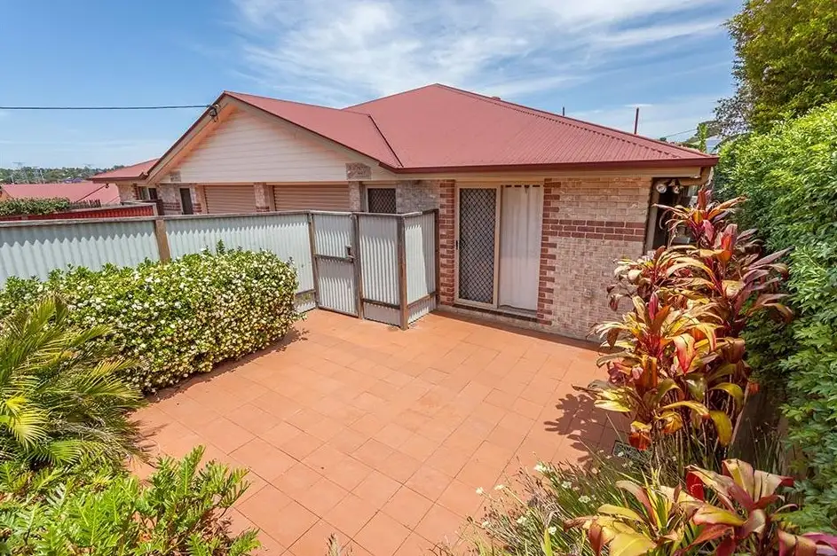 Main view of Homely unit listing, 2/402 Alderley Street, Kearneys Spring QLD 4350