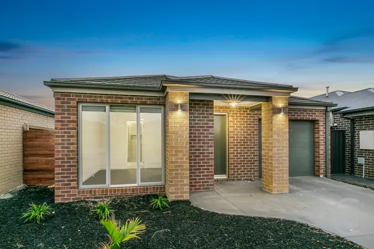 16 Garland Street, Pakenham VIC 3810