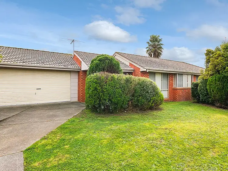 1 Lindenow Court, Cranbourne North VIC 3977