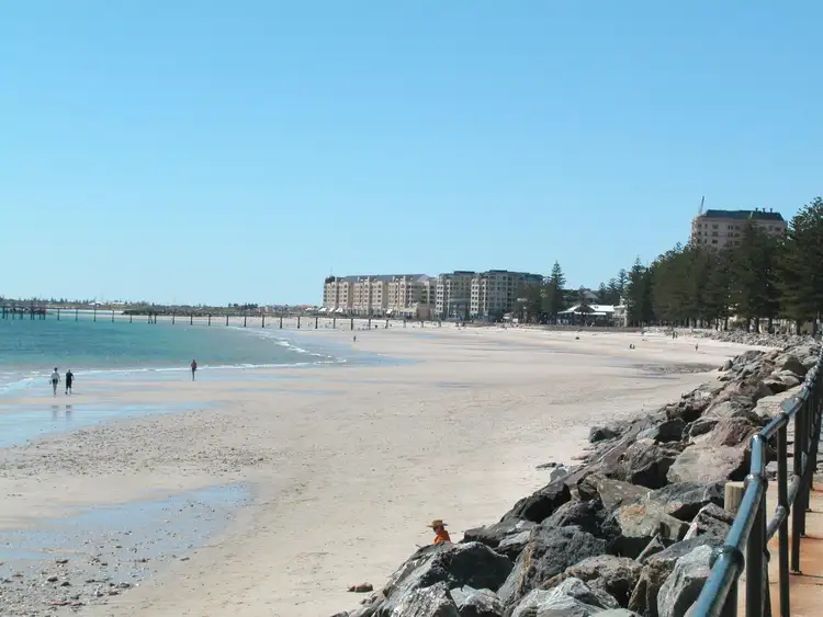 2 / 28 Moseley Street