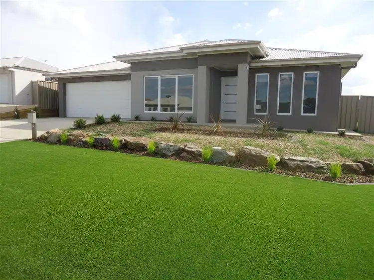 8 Chang Avenue, Lloyd NSW 2650
