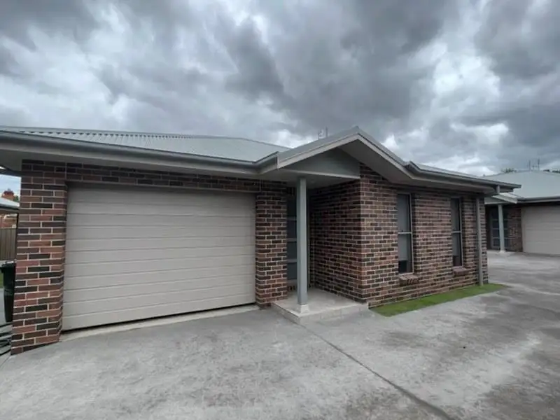 Main view of Homely villa listing, 2/92 Marius Street, Tamworth NSW 2340