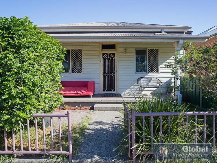 8 Margaret St, Mayfield East NSW 2304