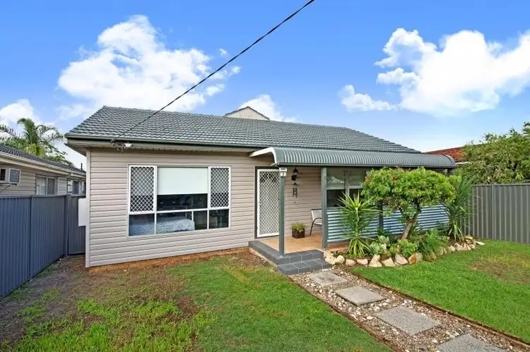 5 Boronia Ave, Woy Woy NSW 2256