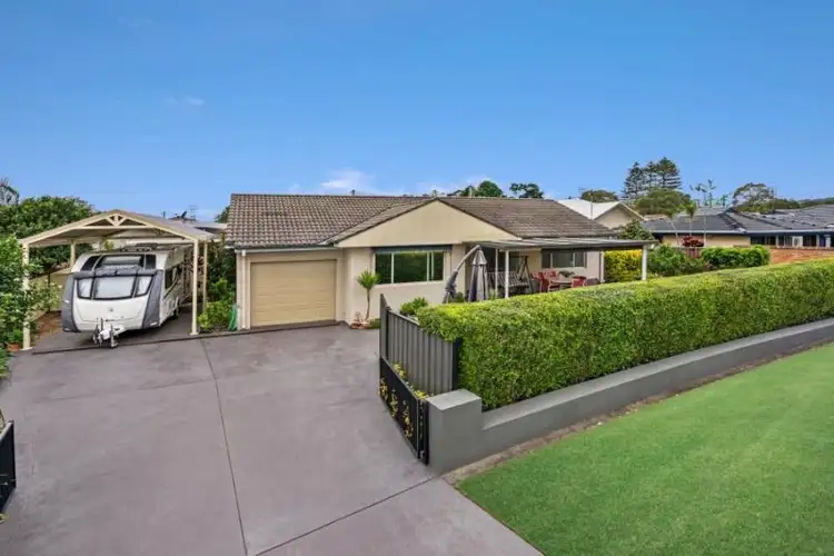 4 Regina Cl, Woy Woy NSW 2256