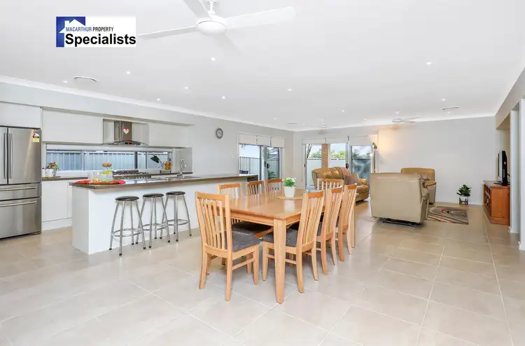 37 Jubilee Crescent, Rosemeadow NSW 2560
