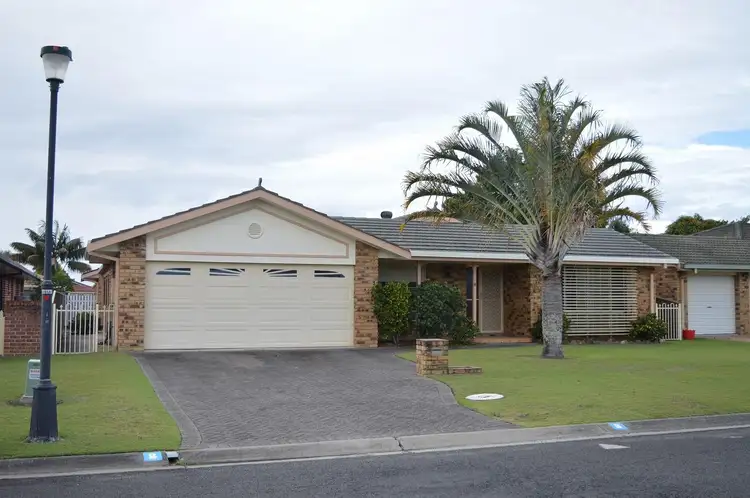 8 Palm Terrace, Yamba NSW 2464