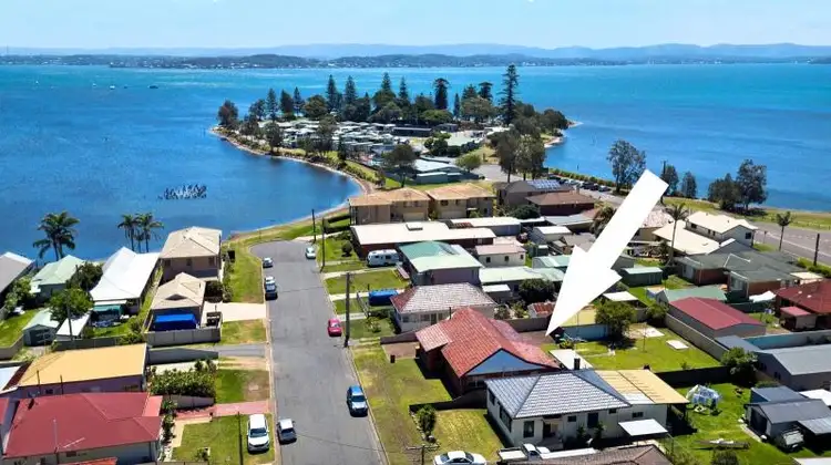 12 Clara Street, Belmont South NSW 2280