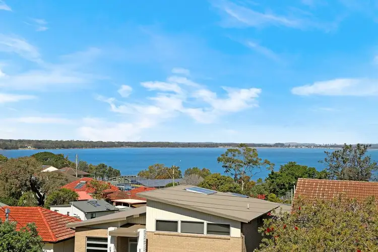 62 Grand View Parade, Lake Heights NSW 2502