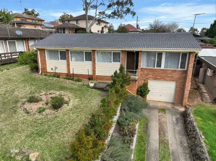 4 Lawn Avenue, Bradbury NSW 2560