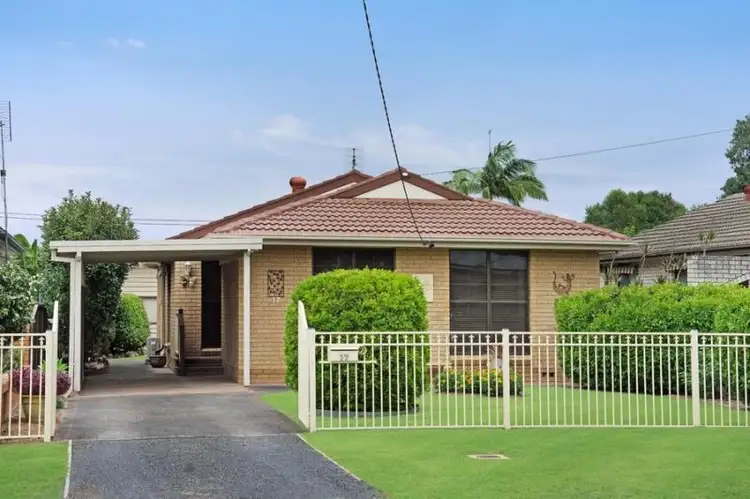 17 Dorothy Ave, Woy Woy NSW 2256